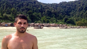 Fostii colegi din Akcent se razboiesc, dar el se relaxeaza! Vezi unde se lafaie Marius Nedelcu si cum s-a pozat la bustul gol!