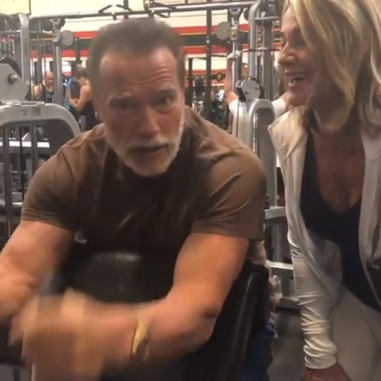 Nadia Comăneci a sărbătorit 43 de ani de la primul 10 al gimnasticii împreună cu Arnold Schwarzenegger. Celebra româncă i-a pipăit mușchii actorului