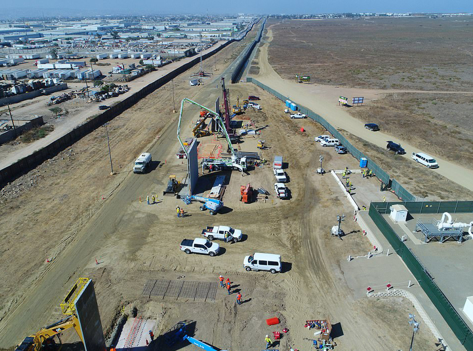 Primele imagini cu zidul lui DONALD TRUMP! Construcţia va fi una masiva şi a fost filmată pe ascuns