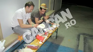 Ce va mai place shaorma! Tu te uitai la ei, la MasterChef, cand gateau cele mai sofisticate mancaruri, iar in culise ei bagau la greu shaorma!