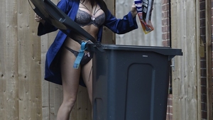 O bombă sexy celebră a dus gunoiul în sutien și în chiloți! Incredibil cum a reacționat când a realizat că este fotografiată