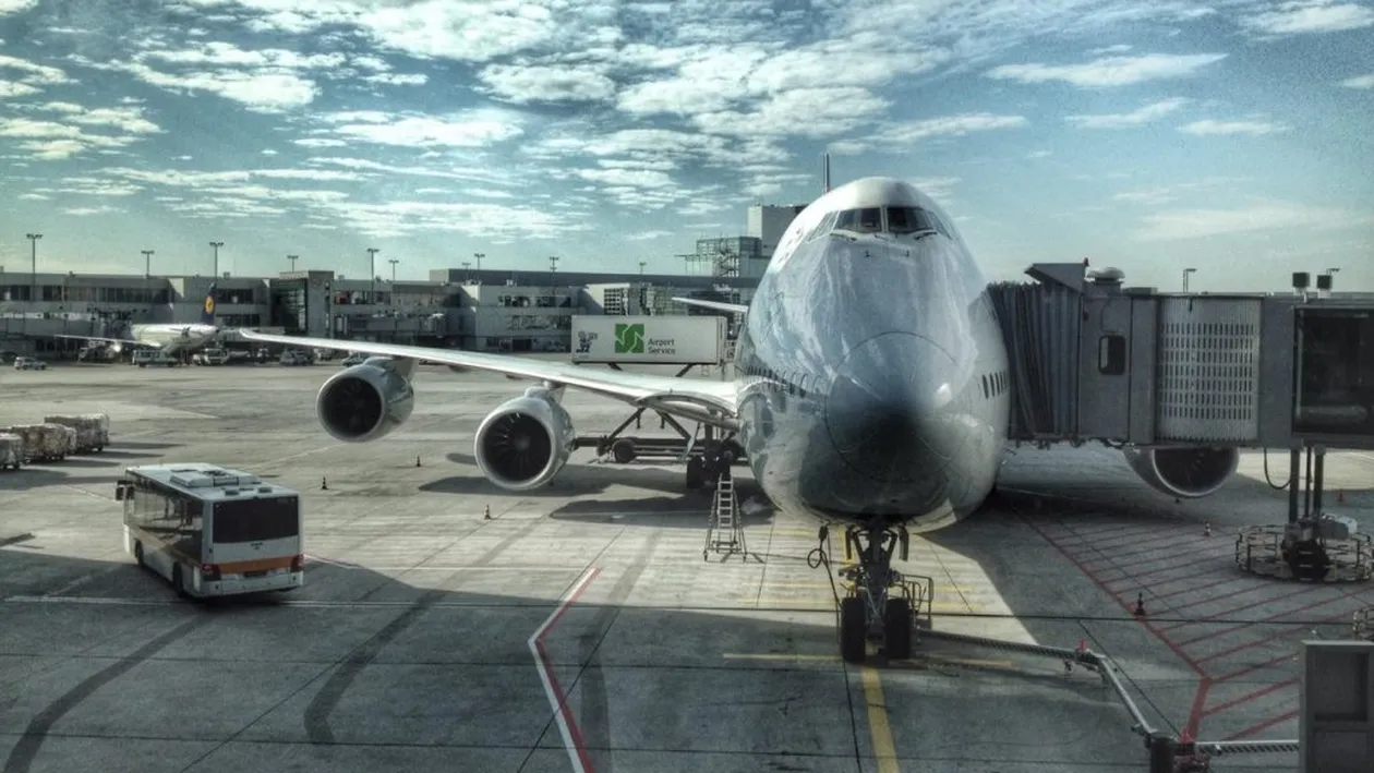 Cum se va face accesul la aeroportul Henri Coandă începând de miercuri. Ce reguli trebuie să respecte pasagerii