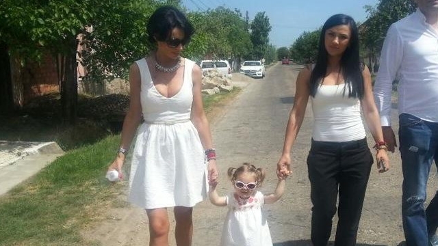 La nici trei ani, fiica Ramonei Lazuran se imbraca aproape identic cu mama ei. Vezi cum le sta!