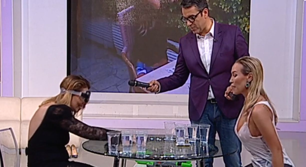 Raluca Podea s-a lăsat stropită cu apă din cap până în picioare! S-a văzut totul prin maioul alb