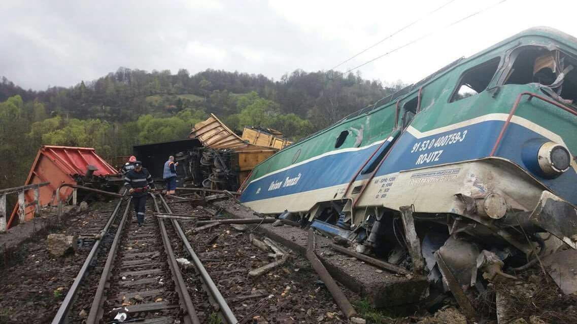 Imaginile groazei. Fotografii realizate la scurt timp după accidentul feroviar din Hunedoara soldat cu doi morţi!