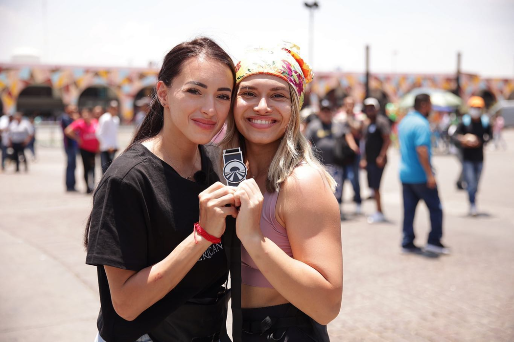 Larisa Iordache: "Și fetele de la Andre chiar sunt foarte OK, pentru că după ce s-a terminat emisiunea am stat și am vorbit. Eram la masă cu ele și le spun «fetelor, eu dansam, făceam gimnastică pe melodiile voastre, când eram mai mică și acum stau cu voi, e incredibil»!" (Foto: Instagram)