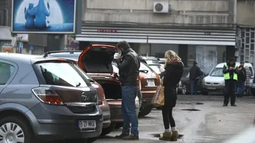 Prea ocupati ca sa-si mai vorbeasca. Florin Grozea si sotia lui sunt mai captivati de telefoanele mobile decat unul de celalalt