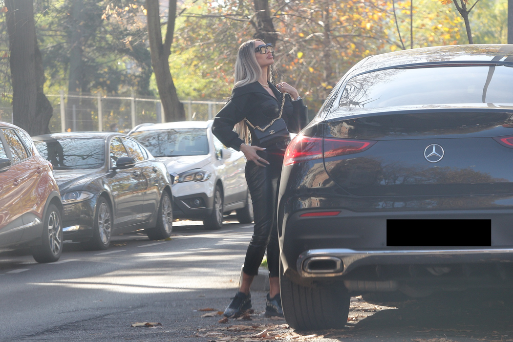 Bianca Drăgușanu a coborât din mașină (Foto: CANCAN.RO)