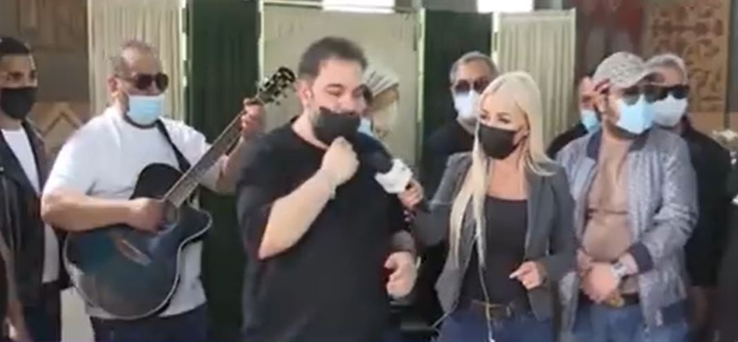 Florin Salam a interpretat cântece de jale la căpătâiul lui Ion Petrișor: “Pentru băieții lui, pentru nevasta lui”. Impresarul maneliștilor, condus pe ultimul drum astăzi | FOTO