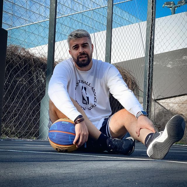 Speak: "Și eu, din instinct, am pus mâna pe un târnăcop!" / (Foto: Instagram)