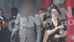Imagini de paparazzi CANCAN.ro! Fosta sotie a lui Andrei Zaharescu, la teatru cu primul barbat de dupa despartire!