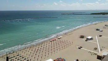 Turiștii, surprinși de prețurile de pe plajă. Taxa la WC depășește prețul unei beri