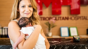Primele imagini de paparazzi. Amalia Enache & fetiţa nou-născută