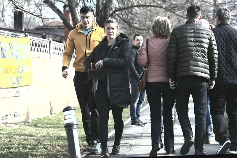 Simona Halep caudă banii îmn portofel, pentru a plăti parcarea