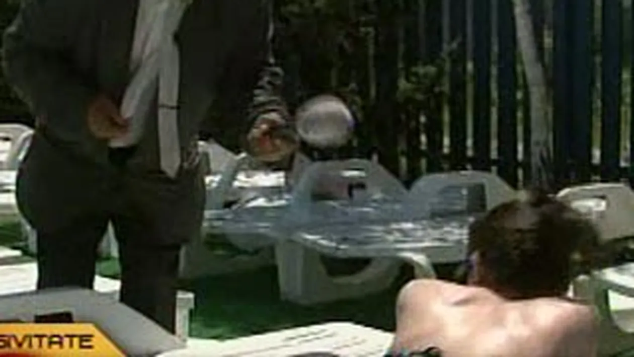 VIDEO Gigel Frone de la Romanii au talent a iesit la agatat fete la piscina! Vrea sa isi faca agentie! Vezi ce vrajeala baga ca sa le faca modele!