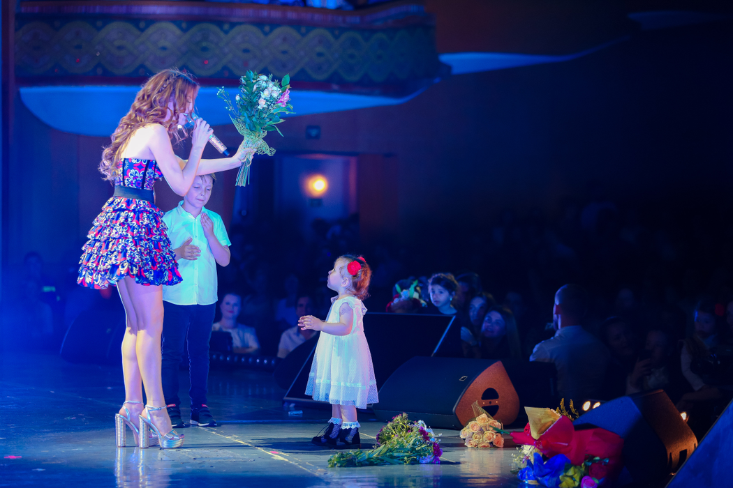 Elena Gheorghe, mărturii în lacrimi în fața a peste 4.000 de oameni. Imagini senzaționale de la show-ul cu muzică armânească