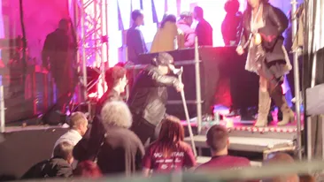 Imagini socante cu unul dintre cei mai cunoscuti cantareti de la noi! Paparazzilor nu le-a venit sa creada cand l-au vazut pe...