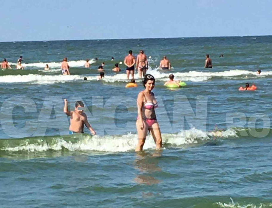 Îmbrăcată în costum de baie, Adriana Bahmuţeanu le-a arătat tuturor cum se menţine în formă. „Cel mai bun…”