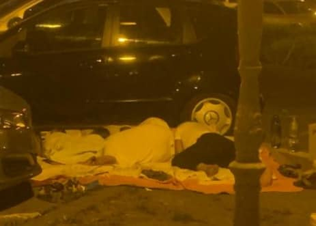 Dormitul pe asfalt, noua ”cazare” în stațiunea Mamaia. Ce au ajuns să facă turiștii de dragului mersului pe litoral