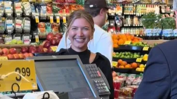 Tânăra din imagine şi-a luat un pachet de gume, dar a refuzat să achite la casele self pay. Motivul din spatele gestului bizar te poate pune pe gânduri