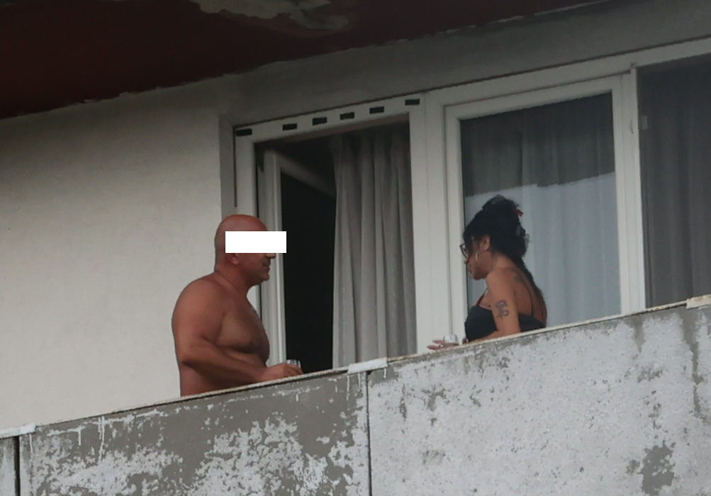 Milionarul și Ioana Popescu, în balonul apartamentului din Berceni al sexy-ziaristei (Foto: CANCAN.RO)