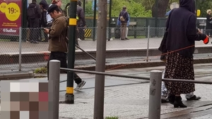 Imagini inedite într-o stație de autobuz din Suedia. Ce animal domestic plimbă o femeie în ham. FOTO
