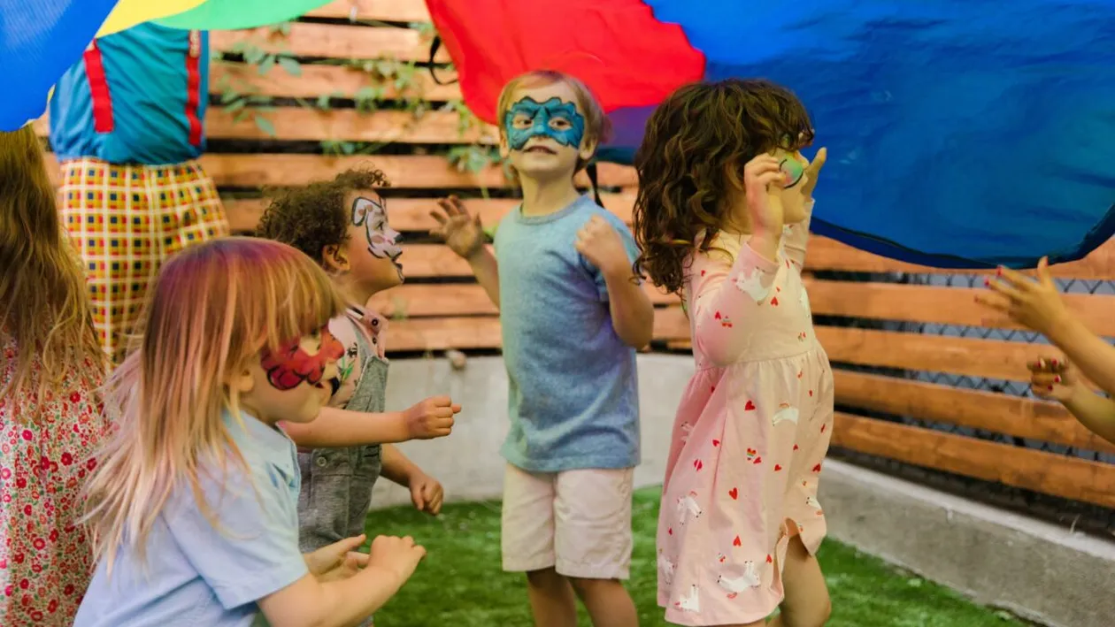 Cât câștigă un animator de petreceri sau o ursitoare în 2023. Câte ore trebuie să muncească și ce beneficii are