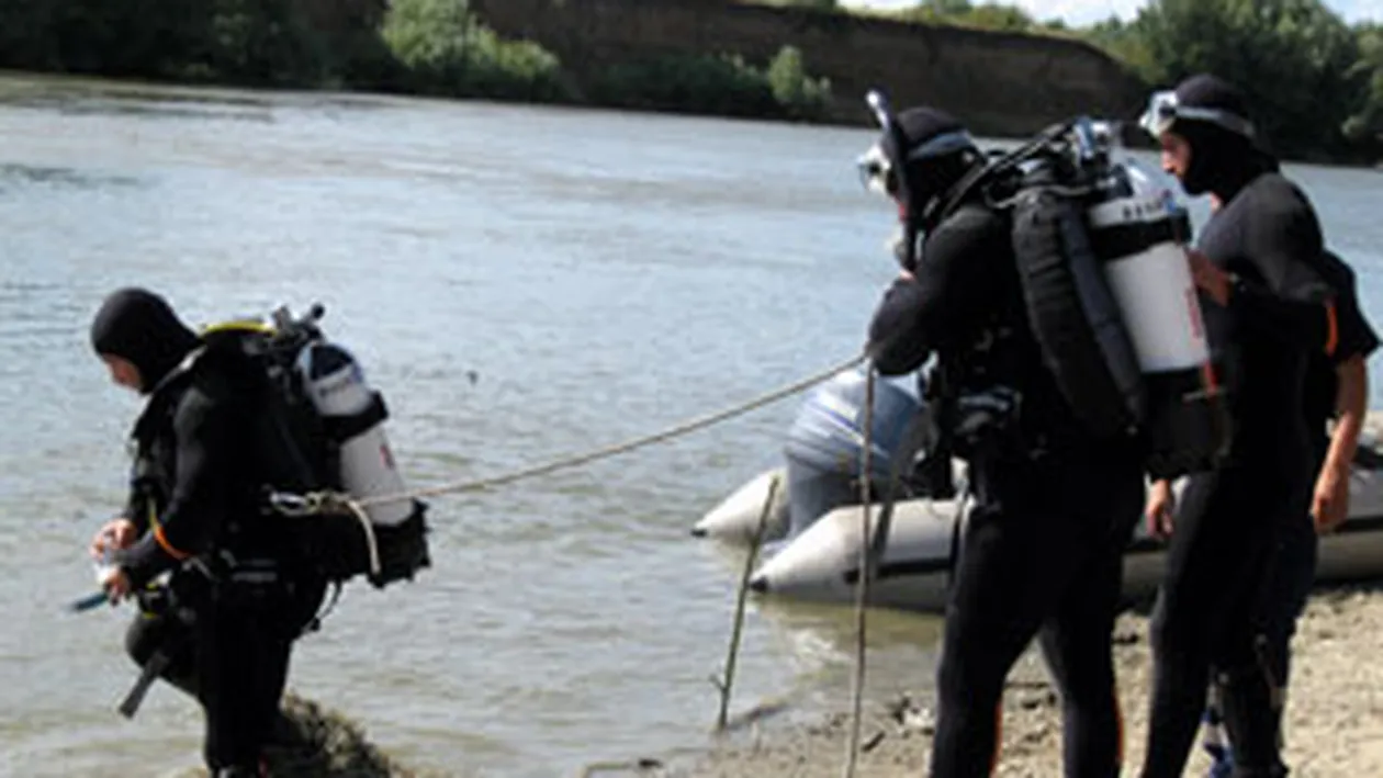 Vanator disparut in rau dupa ce s-a rasturnat cu barca