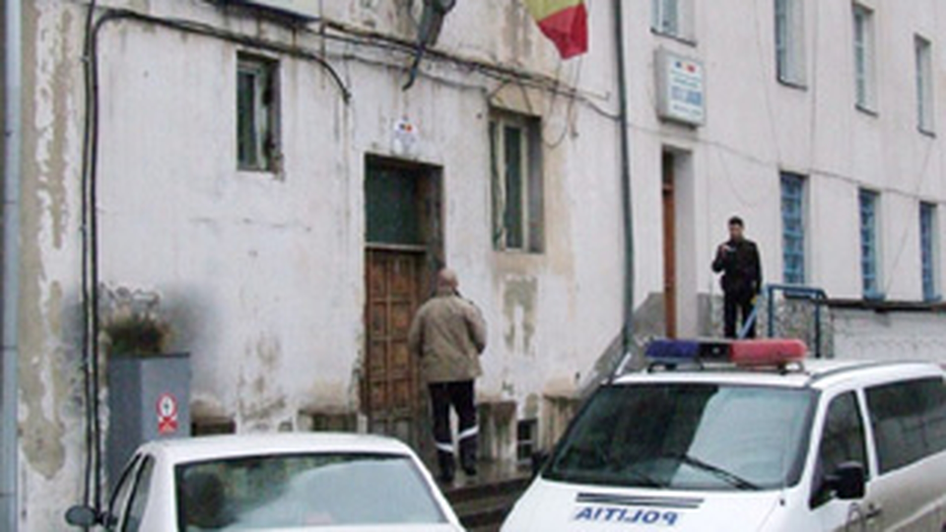 Si-a facut streang din curea si s-a spanzurat in sediul politiei