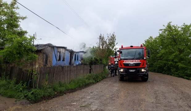 Imagini sfâșietoare cu băiețelul din Botoșani care plânge după adidașii arși în casa mistuită de flăcări