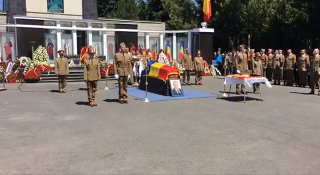 Incident la înmormântarea lui Cristian Țopescu! O persoană a leșinat