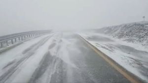 Prima ninsoare în România! Şoferii sunt avertizaţi să evite zona dacă nu au maşina echipată de iarnă