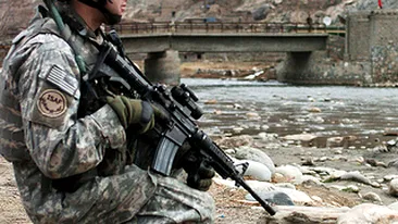 Un soldat din Afghanistan a format numarul de telefon gresit si a cerut alta femeie de nevasta