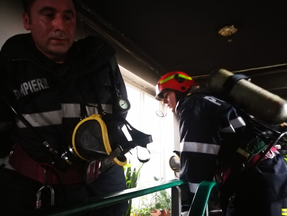 VIDEO / Alertă în Bucureşti! Zeci de oameni evacuaţi, după ce un apartament a luat foc. Sunt victime