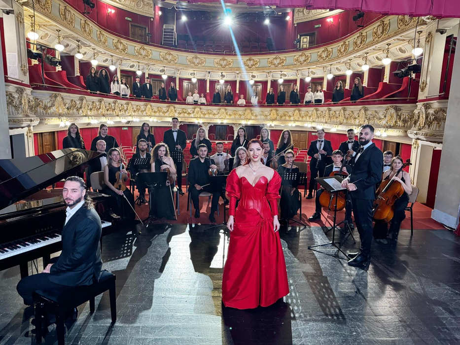 Elena Gheorghe lansează albumul “Crăciunul e IUBIRE”, un proiect construit în 14 ani. Artista cântă alături de fiica ei, Amelie, piesa “Moș Crăciun ASAP”