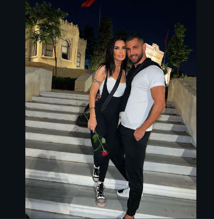 Oana Zăvoranu și Alex Ashraf și-au văzut bunurile distruse în depozitul de la Chitila / sursă foto: Facebook