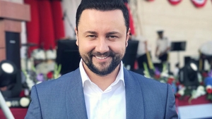 Cătălin Măruţă a îmbrăcat haine festive şi a făcut anunţul cu zâmbetul pe buze! Frumos din partea lui