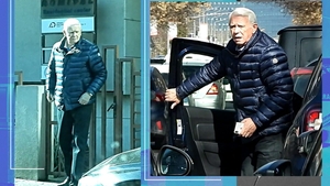 Teodor Meleșcanu se ține bine! Uite-l cum ”driblează” cârdul de mașini în buricul Capitalei