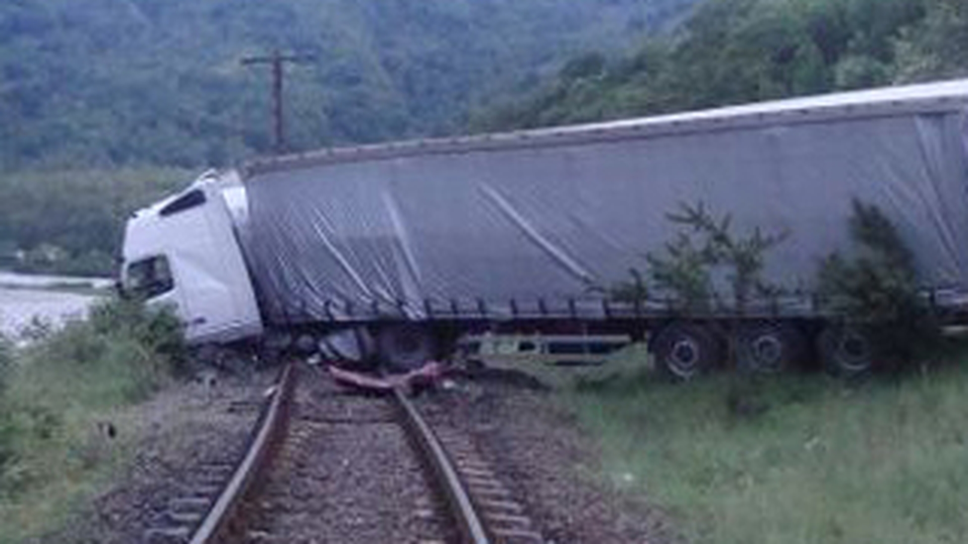 Un TIR a derapat din cauza poleiului si a cazut pe calea ferata!