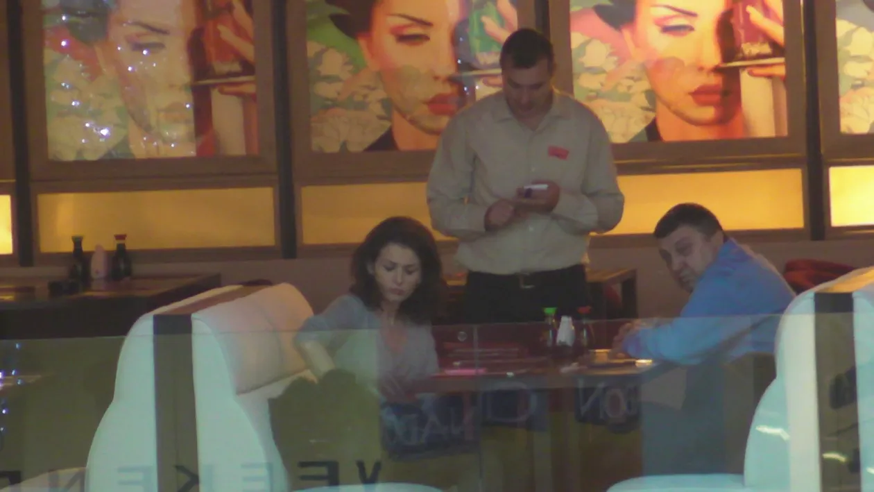 Betisoare pentru sushi, degetul sa scoata mucii! Inlocuitorul lui Iohannis la PNL are grave probleme cu manierele!