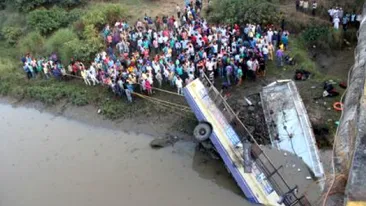 Tragedie in India. Zeci de morti dupa ce un autobuz a cazut de pe pod intr-un rau