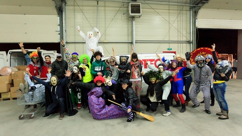 Si se mai dau oameni seriosi! Roxana Ilie si sotul ei si-au scos angajatii pe interval si s-au dezlantuit pe ritmul Harlem Shake!