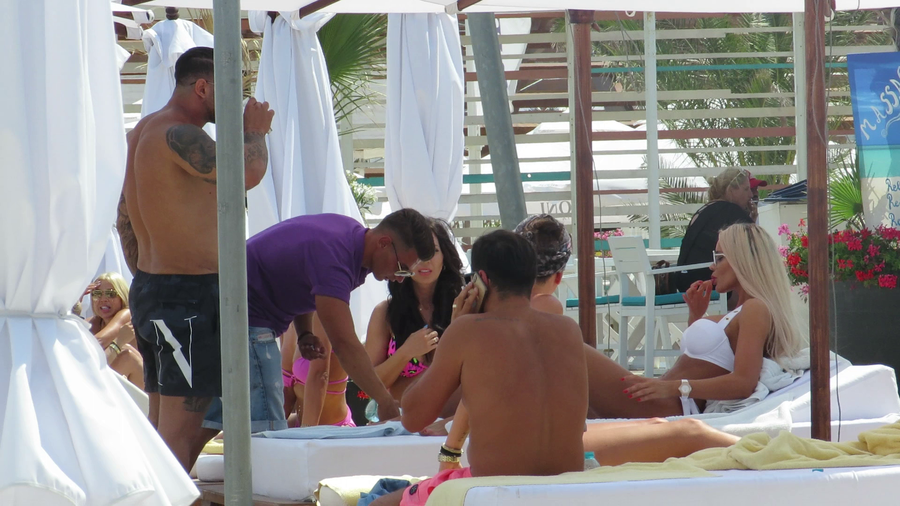 Bianca Drăgușanu, relaxată, cu degetul în gură (SURSA FOTO: CANCAN.RO)