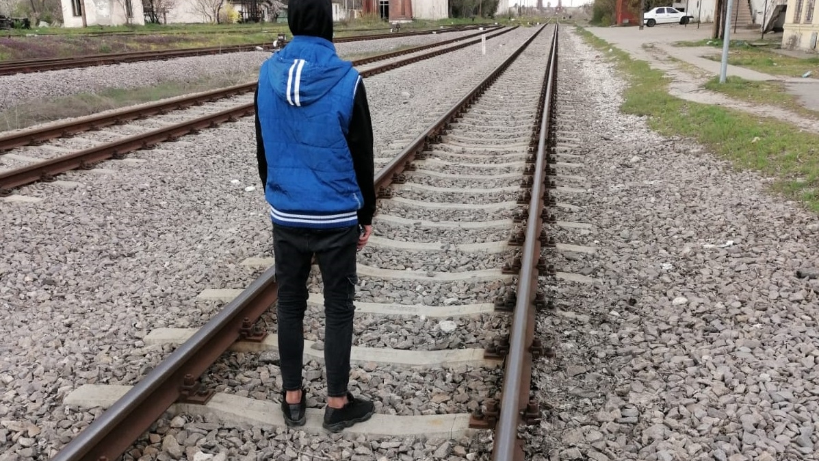 A jucat „Adevăr sau provocare” și a ajuns după gratii. Un tânăr giurgiuvean a lăsat fără comunicații linia CFR dintre Giurgiu și Ruse