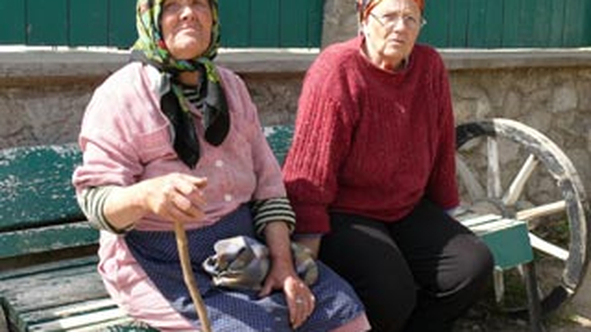 Dorm cu topoarele la cap de teama talharilor! Vezi cum e viata in "Valea Hotului", din Mehedinti!