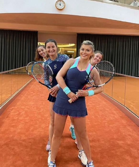 Loredana Groza, sexy în echipament de tenis
