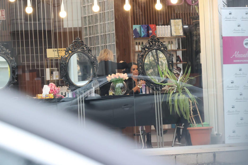 Daniela Crudu, cu treabă la salonul de înfrumusețare (Foto: CANCAN.RO)