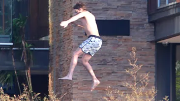 Da-te ba... Ashton Kutcher a sarit de la balconul casei sale direct in piscina!
