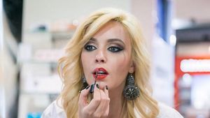 Diana Dumitrescu şi-a făcut bagajele şi a plecat de acasă cu genţile doldora! Poza a fost făcută la primele ore ale dimineţii