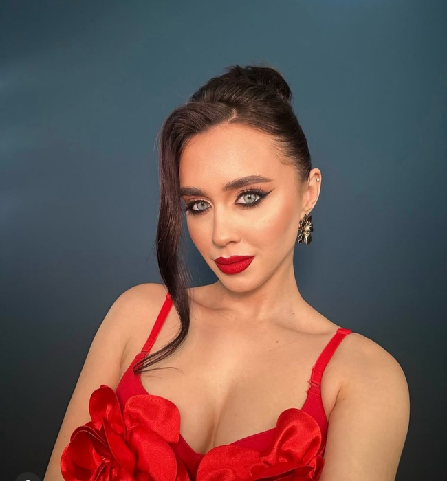 Adelina Robu pictează cu bustul